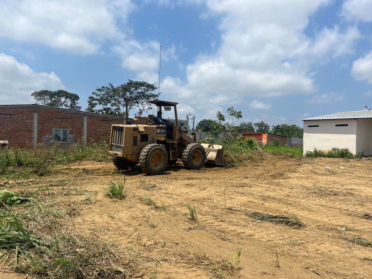 Larry_vite's tweet photo. CDLA. EL NAZARENO
#LAcasaComunal #LAáreaVerde
💯pre camellando
Con maquinaria del GAD Municipal ejecutamos trabajos de limpieza del área verde de la casa comunal de la Cdla. El Nazareno de la parroquia Nuevo Santa Rosa, lugar en el que 100pre hemos venido trabajando con amor https://t.co/v9GHu6OW9s