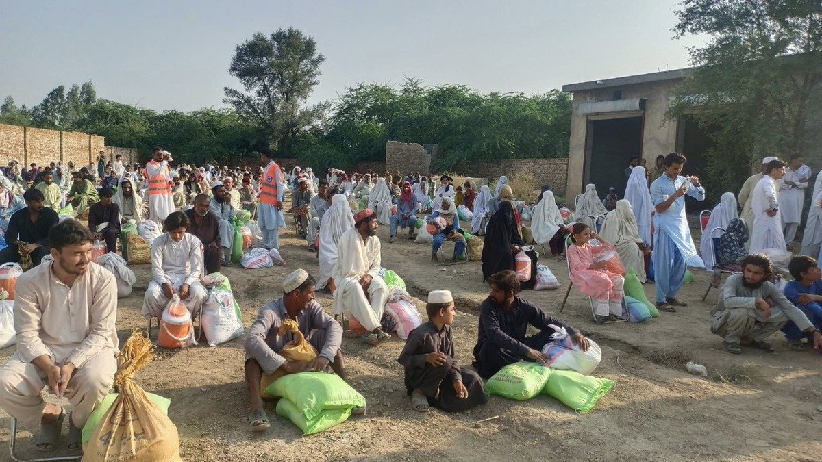 AlkhidmatOrg's tweet photo. 📍 Tanak, KP 🇵🇰 
The flood-stricken people are not free as their hunger is keeping them captive. 
#Alkhidmat distributed food packs to 200 families to lessen their misery as much as they can!
You too can DONATE and free a person from starvation!
#AlkhidmatFloodResponse https://t.co/muwiWLyqOy