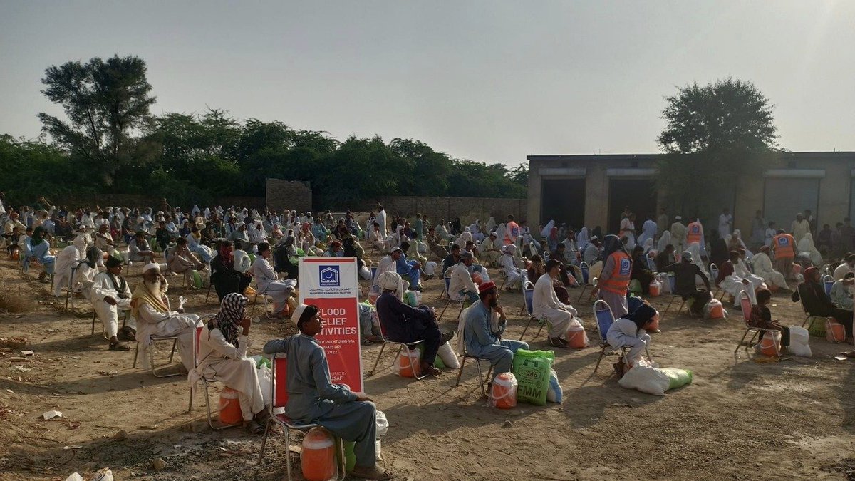 AlkhidmatOrg's tweet photo. 📍 Tanak, KP 🇵🇰 
The flood-stricken people are not free as their hunger is keeping them captive. 
#Alkhidmat distributed food packs to 200 families to lessen their misery as much as they can!
You too can DONATE and free a person from starvation!
#AlkhidmatFloodResponse https://t.co/muwiWLyqOy