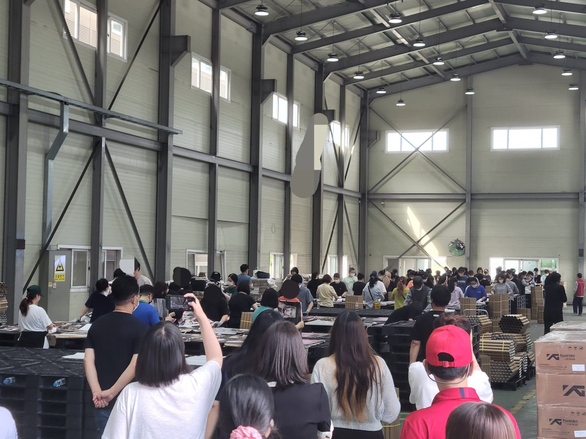 finewinerosie's tweet photo. YG organised event in shipping docks to show they're not hoarding albums and are actually shipping them to various other countries. https://t.co/EzVLz20rBl