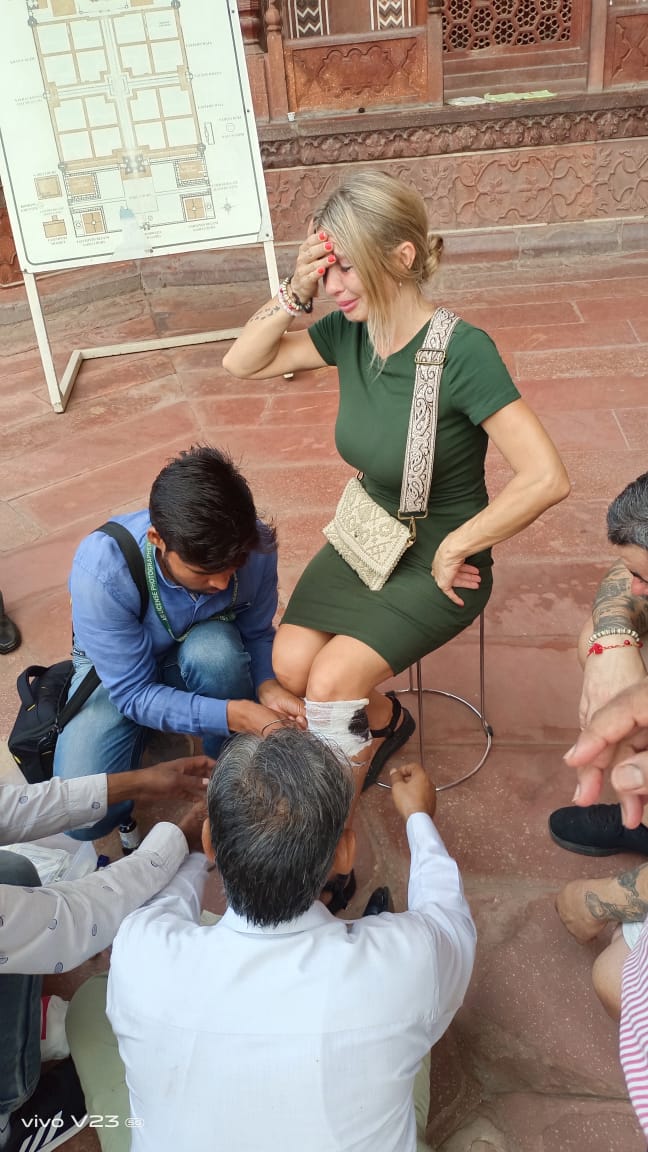 sanjay_705's tweet photo. आज फिर एक विदेशी महिला को ताज महल में बंदर ने काटा। आए दिन ये घटनाएं ताज महल में हो रही हैं पर कोई भी समाधान नहीं हो पा रहा है। आगरा या देश के प्रति इसका इतना विपरीत प्रभाव हो रहा है कि पूछो मत। क्या पुरातत्व विभाग के पास इस गंभीर समस्या का कोई इलाज नहीं। https://t.co/JnxiEZ4Cg4