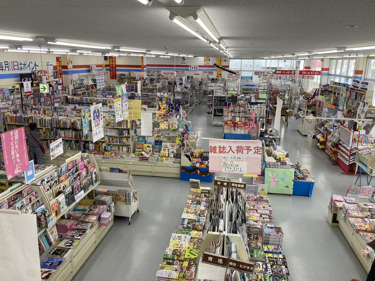 OoshiroShoten's tweet photo. こんにちは！

本日は朝から店舗にいますがクーラーからの水漏れが止まらずです！

おかげて高所恐怖症もなおりつつりあります！

本日敬老の日！

プレゼントの購入やご相談はぜひ大城書店石川店でお願いいたします！！！

#沖縄 #うるま市 #うるま市石川 #書店 #本屋 https://t.co/owtDYA69cL