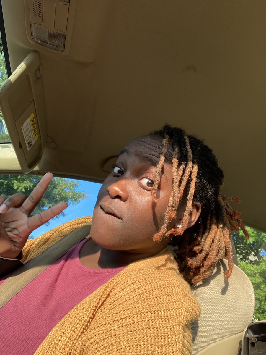 YouFoundKayy's tweet photo. let’s get into the ponytail thooo… i didn’t expect my loc journey to be so exciting. the way i be in the mirror like 🎶”and i can put it in a bun”🎶 #IYKYK https://t.co/TDQhJF6SG1