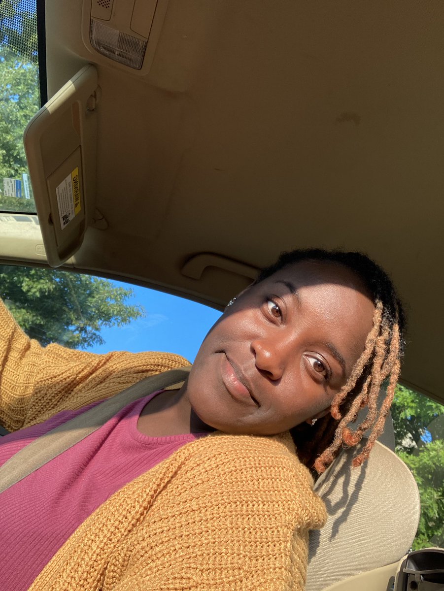 YouFoundKayy's tweet photo. let’s get into the ponytail thooo… i didn’t expect my loc journey to be so exciting. the way i be in the mirror like 🎶”and i can put it in a bun”🎶 #IYKYK https://t.co/TDQhJF6SG1
