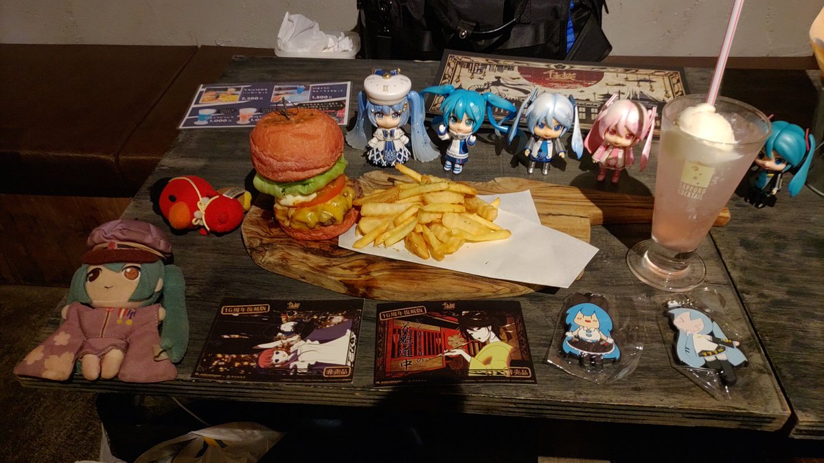 tenguyama_3939's tweet photo. THE VR  ROOM KYOTOに来たよ！
千本桜10周年バーガーセットを注文！
ジューシーでうまし！( ´∀｀ )b

#千本桜10周年
#千本桜10h
#初音ミクコラボカフェ
#千本桜コラボカフェ
#京都
#thevrroomkyoto https://t.co/IIhxgjgFYH