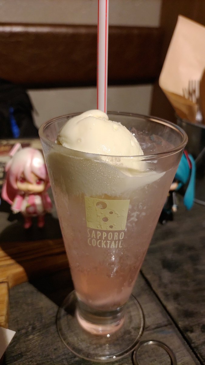 tenguyama_3939's tweet photo. THE VR  ROOM KYOTOに来たよ！
千本桜10周年バーガーセットを注文！
ジューシーでうまし！( ´∀｀ )b

#千本桜10周年
#千本桜10h
#初音ミクコラボカフェ
#千本桜コラボカフェ
#京都
#thevrroomkyoto https://t.co/IIhxgjgFYH