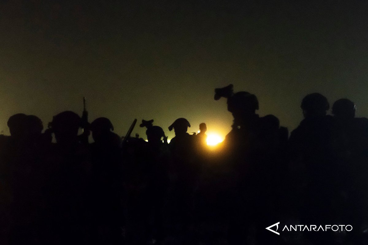 antarafoto's tweet photo. LATIHAN OPERASI DUKUNGAN PASUKAN KHUSUS

Pasukan Khusus TNI AL melakukan Latihan Operasi Dukungan Pasukan Khusus di Pulau Damar, Jakarta, Senin (19/9/2022) dini hari. 

ANTARA FOTO/Muhammad Adimaja

#tni #al #pasukan #khusus #kooarmada #pulaudamar #amfibi #pasmar #profesionalisme https://t.co/dm64F67m7Z