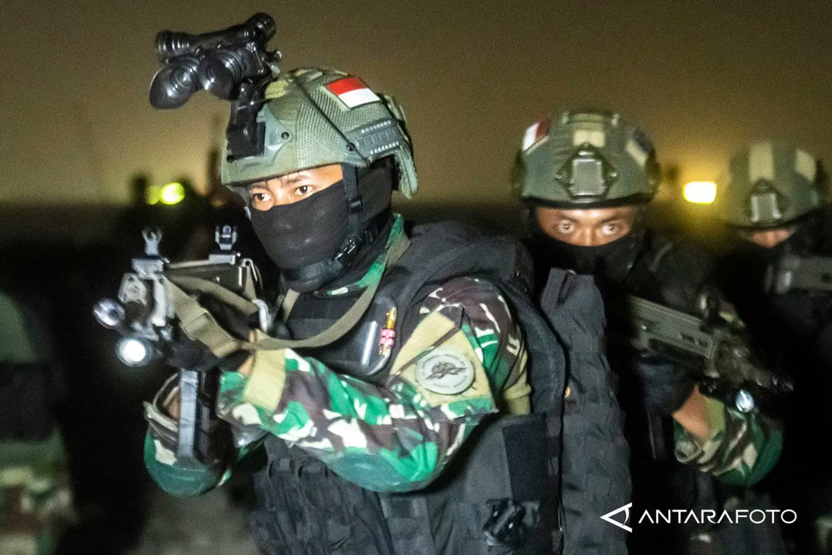 antarafoto's tweet photo. Pasukan Khusus TNI AL melakukan Latihan Operasi Dukungan Pasukan Khusus di Pulau Damar, Jakarta, Senin (19/9/2022) dini hari. 

ANTARA FOTO/Muhammad Adimaja

#tni #al #pasukan #khusus #kooarmada #pulaudamar #amfibi #pasmar #profesionalisme https://t.co/pqQZQSvxaR