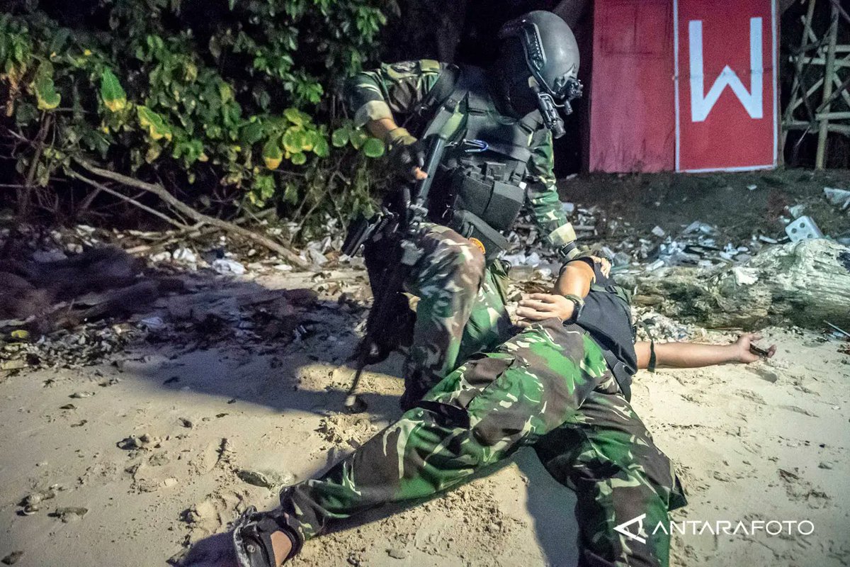 antarafoto's tweet photo. Pasukan Khusus TNI AL melakukan Latihan Operasi Dukungan Pasukan Khusus di Pulau Damar, Jakarta, Senin (19/9/2022) dini hari. 

ANTARA FOTO/Muhammad Adimaja

#tni #al #pasukan #khusus #kooarmada #pulaudamar #amfibi #pasmar #profesionalisme https://t.co/mw67uasviZ
