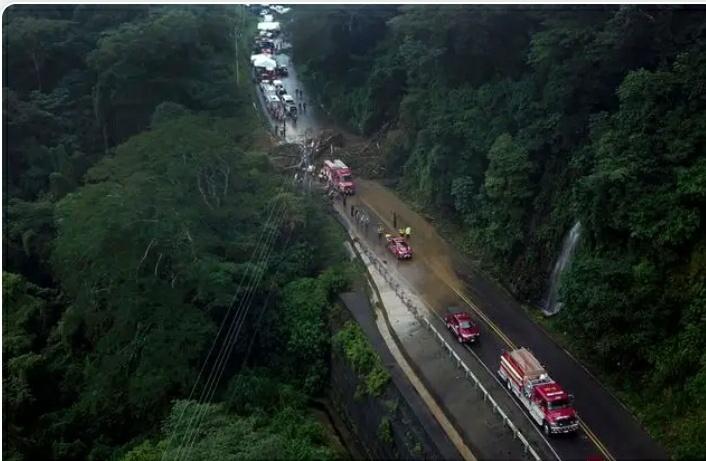 jameson_occean's tweet photo. 9 mortes dans la chute d'un bus dans un ravin au Costa Rica, ce samedi 17 sept.. Accident causé par les intempéries qui frappent le pays au cours de la semaine. Une situation qui oblige le prdt Rodrigo Chavez à annoncer 3 jours de deuil national et reporter son rdv à l'ONU. #20mn https://t.co/l0j4IqIuu1