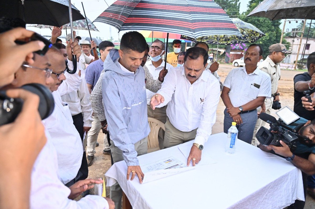 CMO_Odisha's tweet photo. As directed by Hon’ble CM @Naveen_Odisha, Secretary to CM (#5T) VK Pandian along with Principal Secretary Finance Vishal Kumar Dev and other senior officials of #Odisha Govt reviewed the progress of transformation of SCB Medical College and Hospital into a world-class hospital. https://t.co/SUfPwvdr32