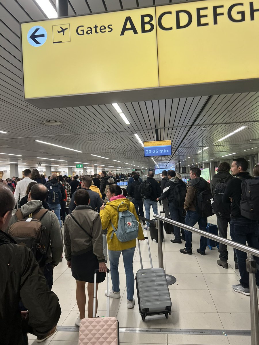 realiustinian's tweet photo. #Schiphol #schipholairport #AmsterdamAirport queues of 20-25 min 🙏🏻🙏🏻 https://t.co/UdpLID1IYV