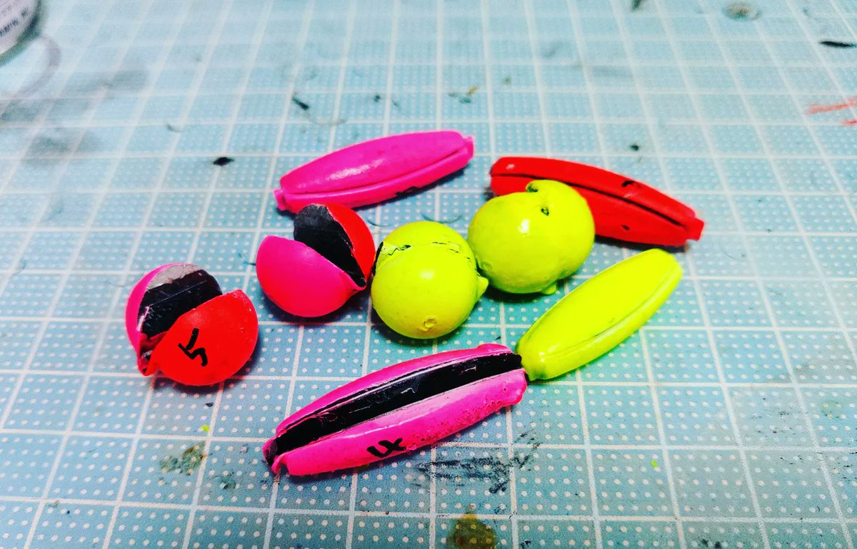 okunocchi802's tweet photo. 次の釣行に備えてオモリに色塗り。4号、5号くらいのがメーカー欠品らしくお店もネットも品切れ状態。
と言うわけで、海用の無塗装品で内職してます。

#鮎
#友釣り
#シンカー
#塗装 https://t.co/BXECIxpREl