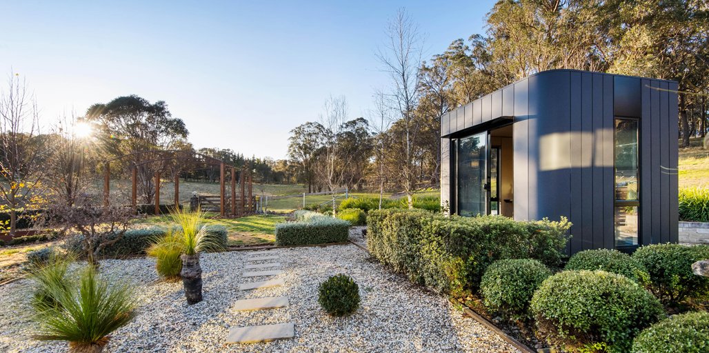 COLORBONDsteel's tweet photo. Winners of our #LovedalloverAustralia competition, Paula and Will Moloney, are enjoying their fabulous #Harwyn #homeoffice #pod. Visit https://t.co/A4tznP2xpW
📷 Jade Nolan
#COLORBONDsteel #COLORBONDsteelMattt #MonumentMatt #wfh #workingfromhome #backyardoffice #HarwynPods https://t.co/FDVyLZIRJK