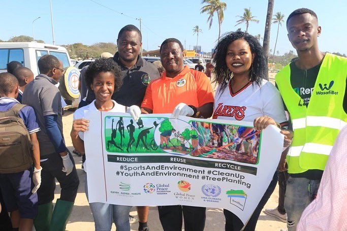 globalpeacetz's tweet photo. Tunaanza Jumatatu na Vibe... 
tunawatakia Wiki Njema

Picha za #wikiendi na  wadau wa mazingira katika siku ya usafi.

#SportsAndEnvironment #CleanUp #YouthAndEnvironment #TreePlanting https://t.co/j3XrvGsyjv