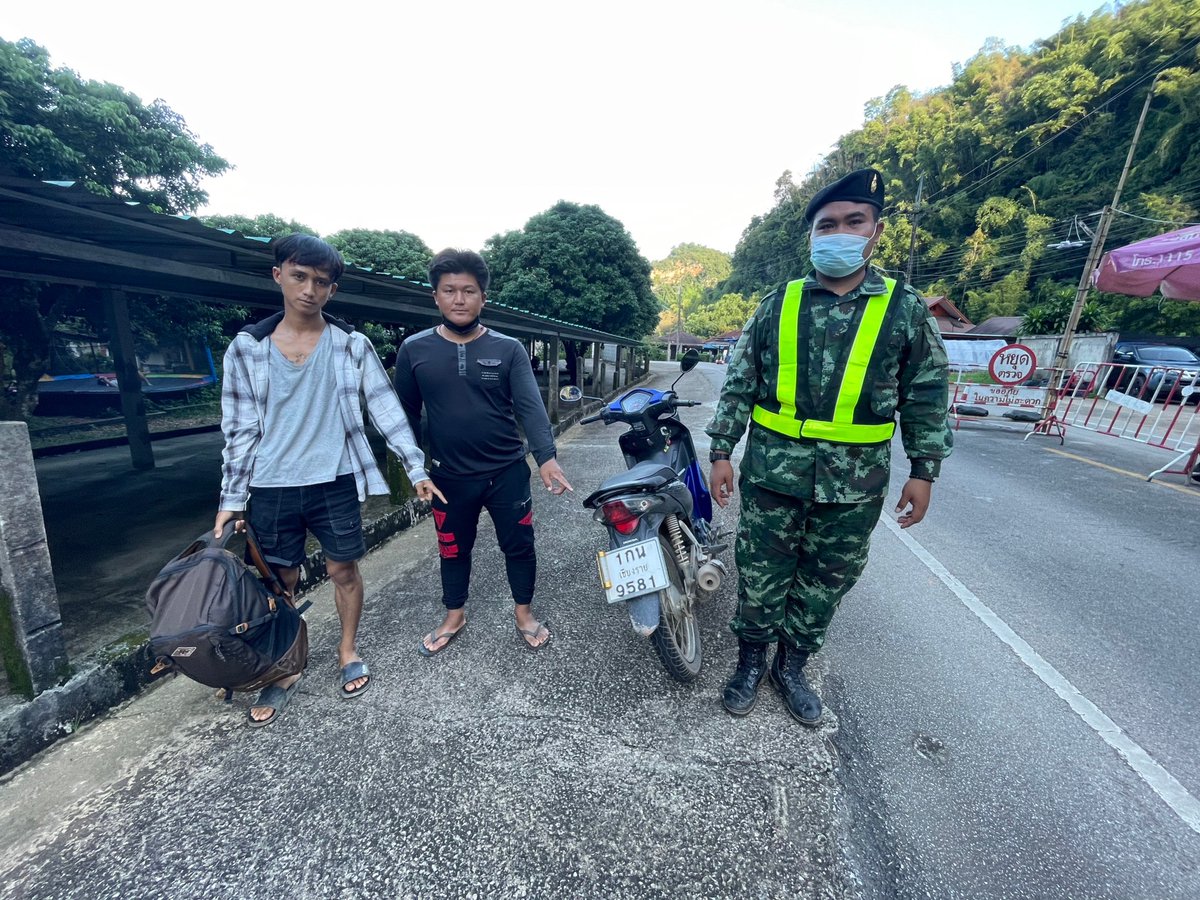cav3regt's tweet photo. เมื่อ 18 ก.ย. 65 บก.คปส.3 กกล.ผาเมือง ตั้งจุดตรวจ/จุดสกัดกั้น บ.ผาหมี ต.เวียงพางคำ อ.แม่สาย จว.ช.ร. ได้จับกุมบุคคลลักลอบเข้าเมืองโดยผิดกฎหมาย จำนวน 2 ครั้ง รวมผู้ต้องหา จำนวน 4 คน หน่วยจึงได้นำผู้ต้องหาทั้งหมดส่งสถานีตำรว��� ในพื้นที่ เพื่อดำเนินการตามกฎหมายต่อไป https://t.co/dcVbu5uT6W