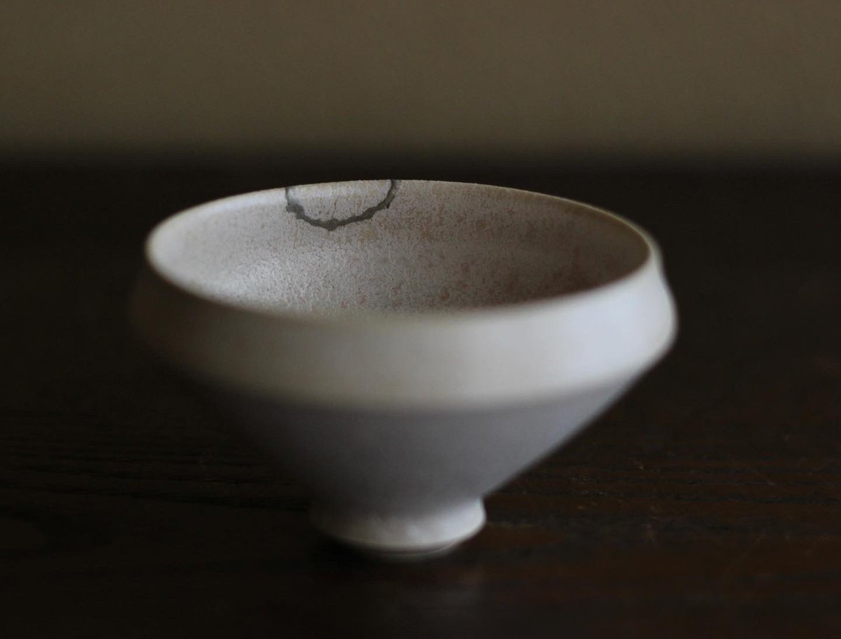 crafyamadori's tweet photo. 中村譲司さん作盃をお預かり
縁の割れ小片を接合して銀丸粉を蒔いています。
白肌に漆の染み込みや研ぎ工程で影響を少なくするため錆埋めは爪楊枝で少しずつ、金属の艶出し後は鯛牙で磨き、あまり肌に干渉しないよう努めました。
#中村譲司 #金継ぎ #漆継ぎ #漆直し #漆 #kintsugi #kintsugirepair https://t.co/BCXsBoll6I