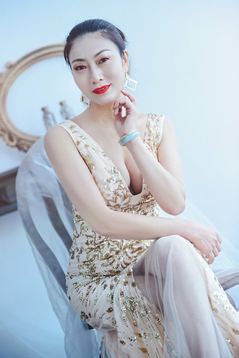 MatureDraw's tweet photo. 礼服
#熟女 #徐娘 #阿姨 #风韵 #丰满 #写真 #摄影
#MILF #Mature #Asian #Chinese #Photograph https://t.co/fpcnqViHjI