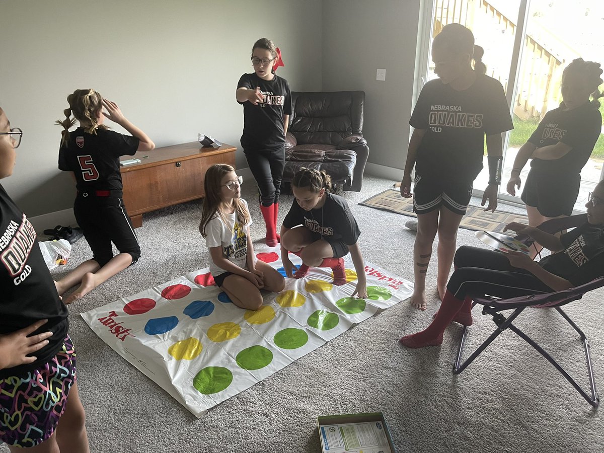 QuakesGold10U's tweet photo. When you coach a group of girls as competitive as this in between games… https://t.co/YIYvpe8sLr