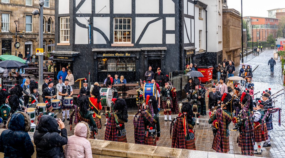 DrCharlesCui's tweet photo. The Accrington Pipe Band and The Oldham Scottish Pipe Band jointed together to mourn Her Majesty The Queen at Manchester on Sunday 18th Sept. 2022. Large crowds gathered around listening to them and paying their respects to Her Majesty The Queen. Here are some of my quick shots. https://t.co/Z45L55SEJF
