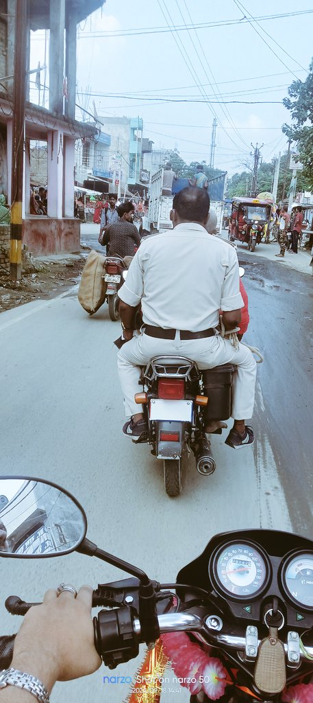 saurabhacaudha1's tweet image. विभूतिपुर पुलिस ही उड़ा रही हैं यातायात नियमों की धज्जियां, बिना नंबर और बिना हेलमेट की सड़क पर त्रिपल लोड दौरा रहे है दो पहिया वाहन, आखिर कौन काटे चलान . @yadavtejashwi @BiharTakChannel @PMOIndia @NitishKumar @pbhushan1 @AmitShah