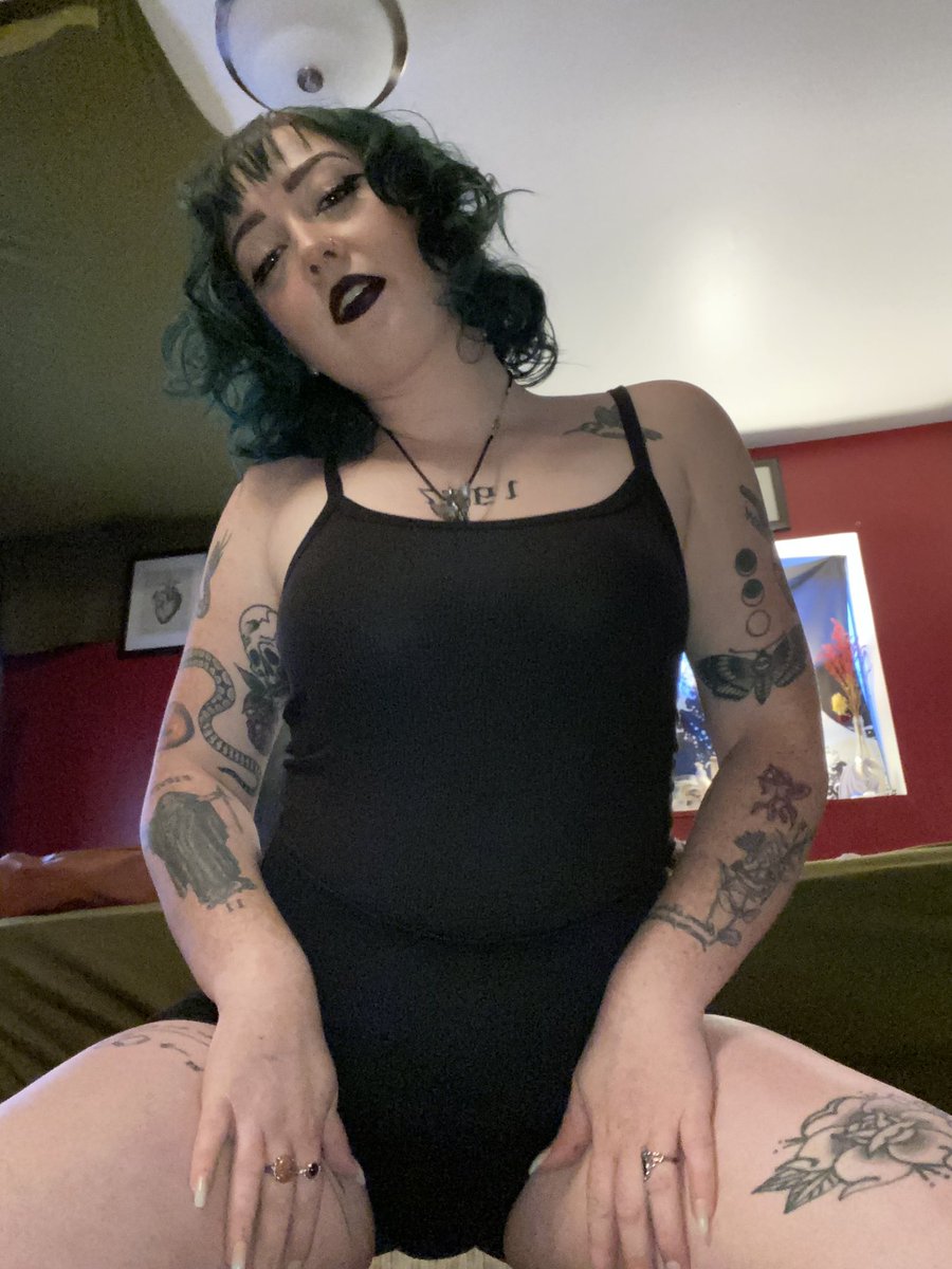 queenofdismay's tweet photo. help me grow my page, tell me what you want 🖤 https://t.co/T1cerjsCJz https://t.co/VJ2m05NPea