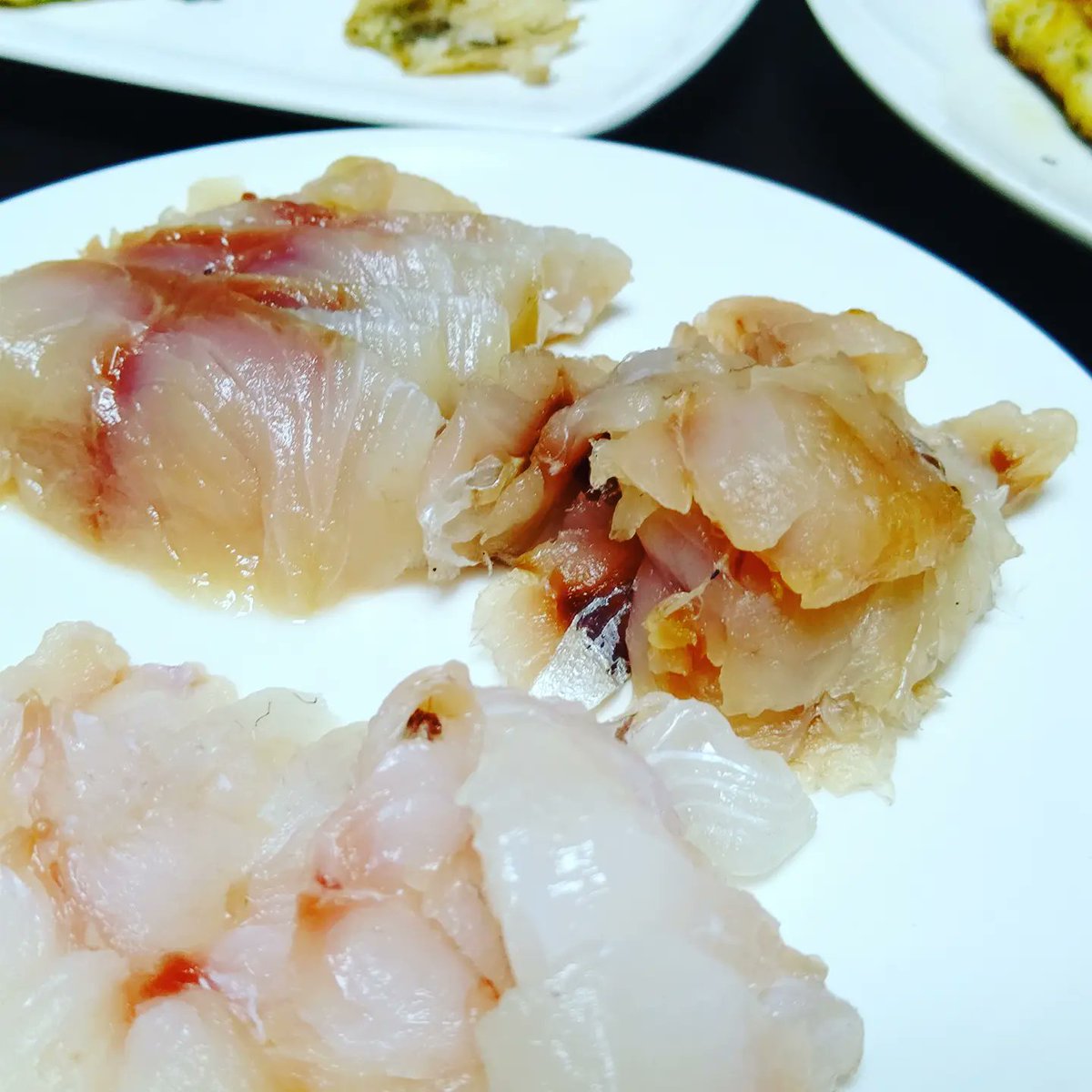 ayuRock63's tweet photo. 先日釣った魚のフルコースしてみました。マダイは香草焼き、ハマチは塩焼きにポン酢をかけて、アジと各種お刺身。どの魚も美味い！
#釣った魚で料理
#マダイ
#ハマチ
#アジ https://t.co/hJKNzcxwqX