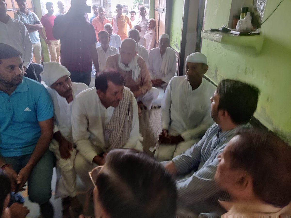 #बागपत
सांकरोद निवासी चौधरी  रोबिन पुत्र श्री धर्मवीर फोजी  का  दुर्घटना में निधन हो गया था। परिजनों को सांत्वना देते राष्ट्रीय लोकदल के राष्ट्रीय अध्यक्ष चौधरी जयंत सिंह जी