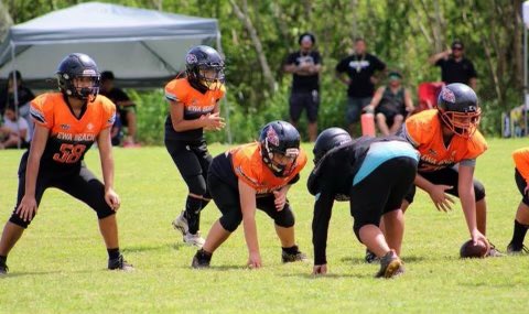coconutkine's tweet photo. I’m so beyond proud of my po’okela🥹 he plays both ways pretty much all game… I know he has so much to learn and improve on—but this is only his 2nd season, and he’s out there making plays💯 #ewabeachsabers #punter🥲😭 #dline #oline #hammatime
Ps he’s going ham😬🤣 https://t.co/2CEhvSZBNU