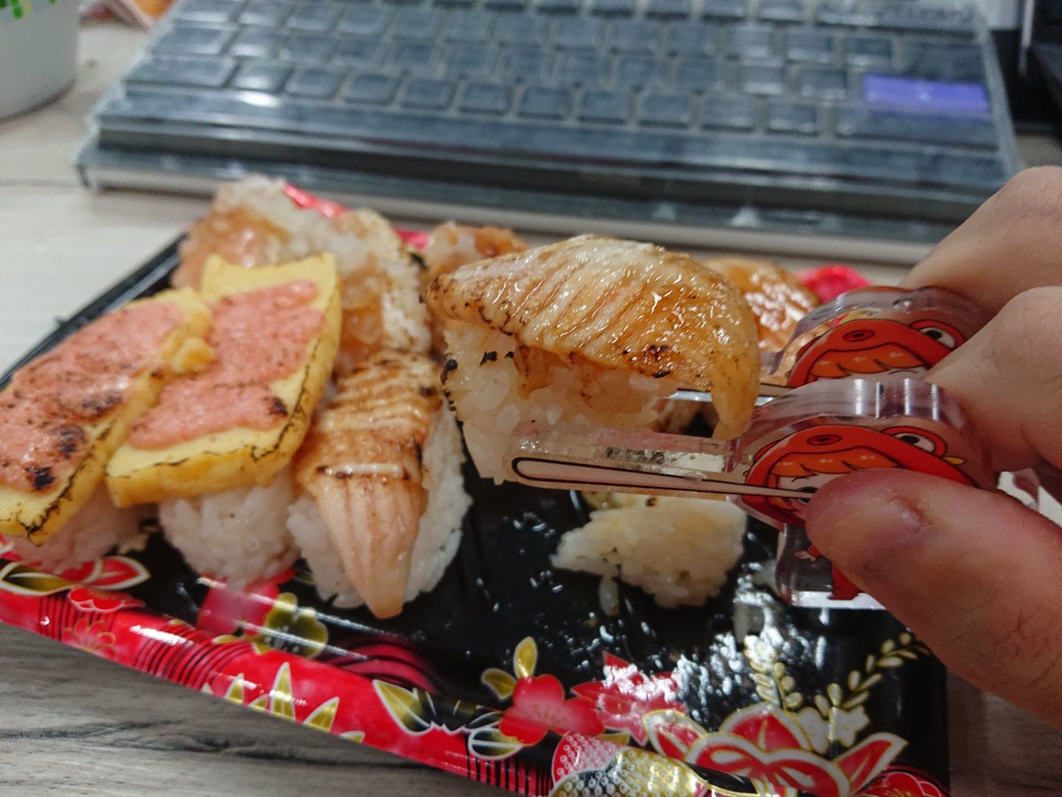 1linnil1's tweet photo. 夾起焦糖鮭魚

兩隻海拉可以當筷子ㄛ

#海拉也想要 https://t.co/AphgdGRv3W
