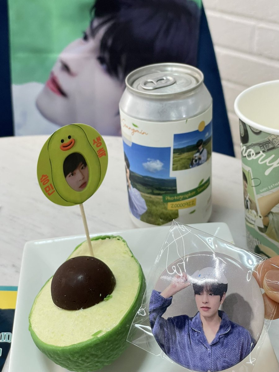 b_lueprint_325's tweet photo. 과연 내가 현실로 돌아올 수 있을까...? 주말 내내 봐도 또 보고싶은 아이들 🥲 승민이 생일카페에서 어제 멘트하면서 같이 운거 생각나서 또 울컥했다 🥲 그나저나 여기 너무 이뻐요 특전도 대박🐶
#승민이와_함께_아름다운_추억
#Beautiful_Memory
#스트레이키즈 #StrayKids #승민 #seungmin https://t.co/vfhM1MAQyf