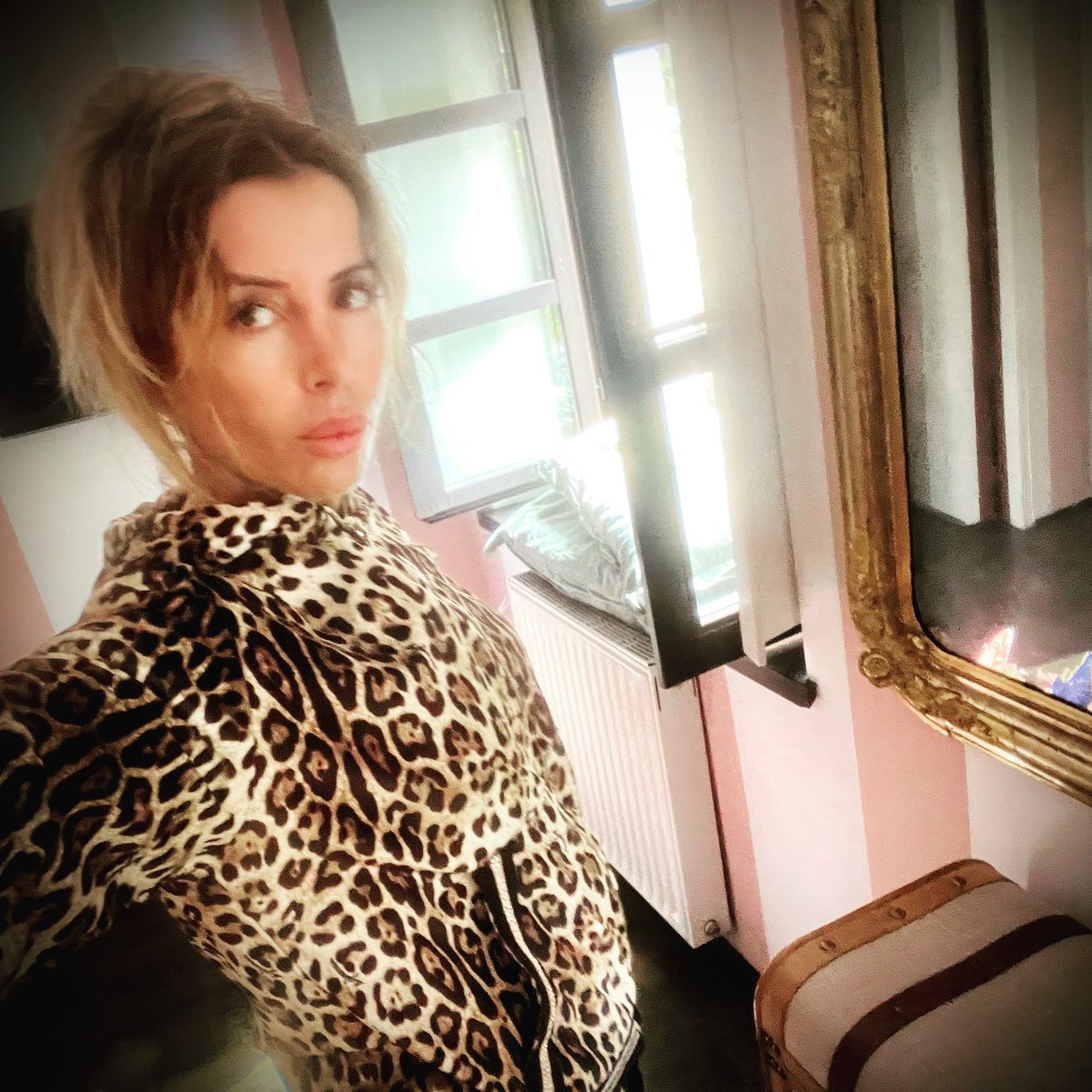 tizianafait's tweet photo. Il lunedì inizia con un #selfone a macchiolone!!! #me #photooftheday #selfie #tizianafait #faitstyle #faitpower #motorinrosa #teneteimotoriaccesi https://t.co/5PWQAgGu9S