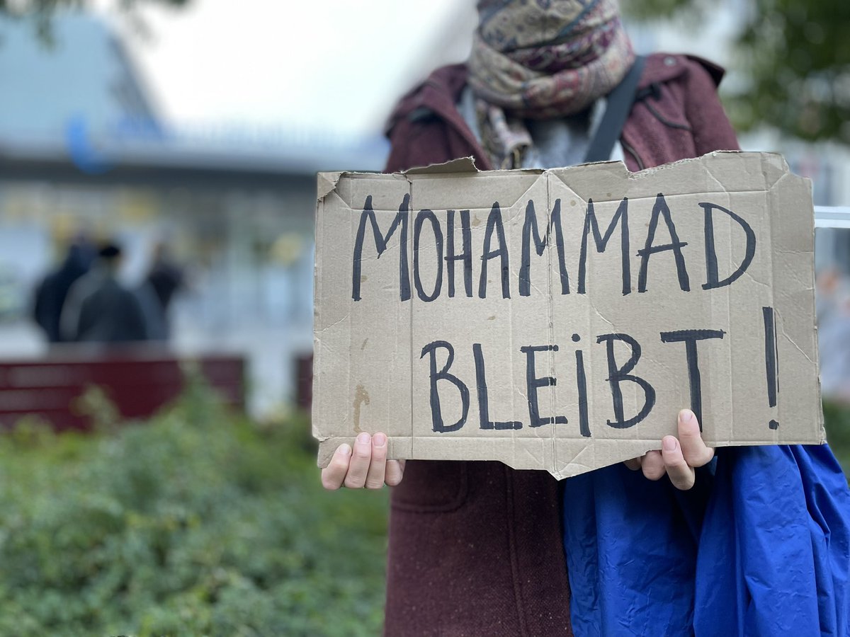 0715 Knapp zwei Dutzend Protestierende haben sich vor dem Universitätsklinikum #Leipzig versammelt um gegen eine mögliche Verlegung von #MohammadBleibt in das Abschiebegefängnis zu protestieren. #le1909 

Updates auf Insta ➡️ instagram.com/mohammadbleibt