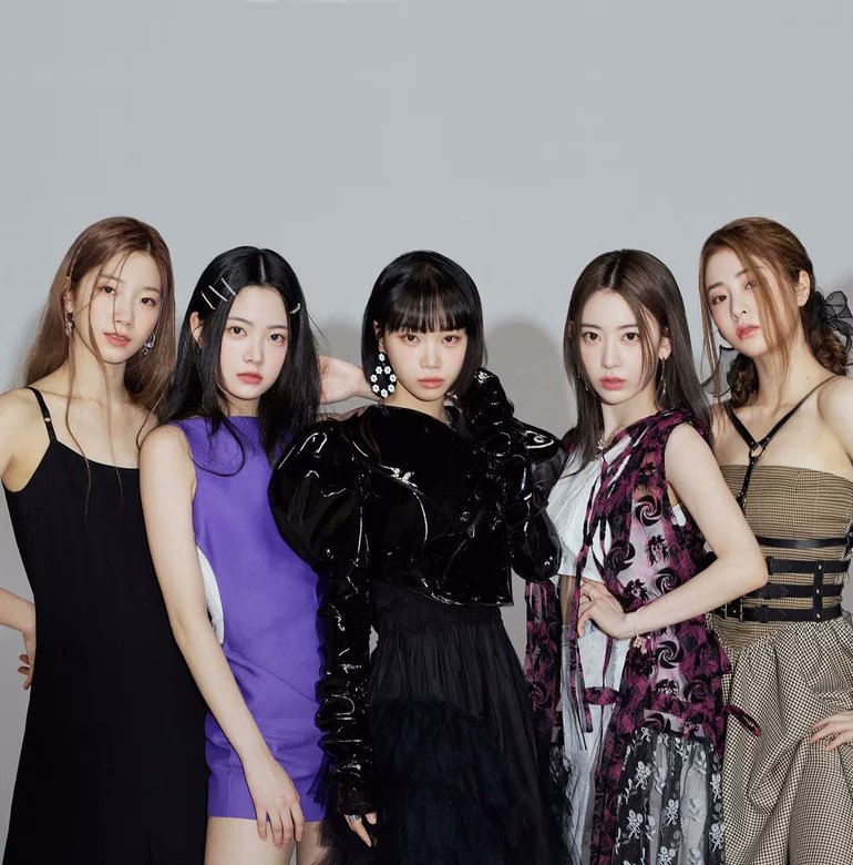 ThePawAvenue's tweet photo. LE SSERAFIM will be making a comeback in next month.

#LESSERAFIM @le_sserafim #kpop #KpopElengcha

https://t.co/7ySFWBaarE https://t.co/EdqoYZLzuN