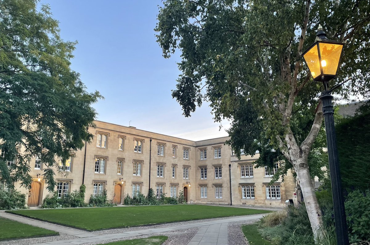 vanessagkeller's tweet image. Arrived in Cambridge yesterday, excited to spend two weeks @mrccbu attending the Cognitive Neuroscience Skills Training in Cambridge #COGNESTIC starting today!
(📷: Christ‘s College)
