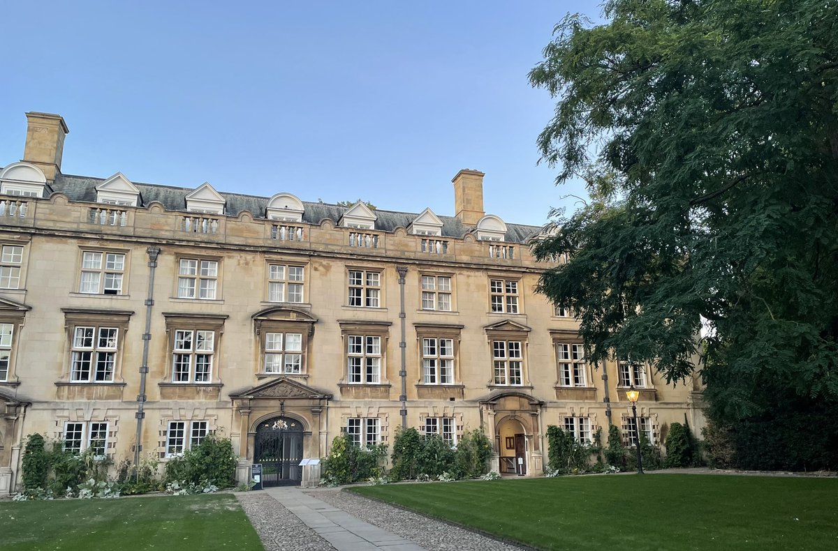 vanessagkeller's tweet image. Arrived in Cambridge yesterday, excited to spend two weeks @mrccbu attending the Cognitive Neuroscience Skills Training in Cambridge #COGNESTIC starting today!
(📷: Christ‘s College)