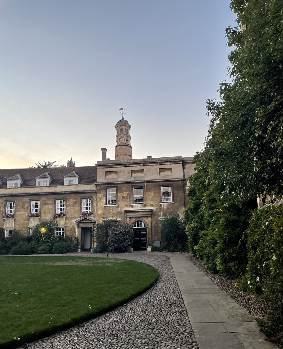 vanessagkeller's tweet image. Arrived in Cambridge yesterday, excited to spend two weeks @mrccbu attending the Cognitive Neuroscience Skills Training in Cambridge #COGNESTIC starting today!
(📷: Christ‘s College)