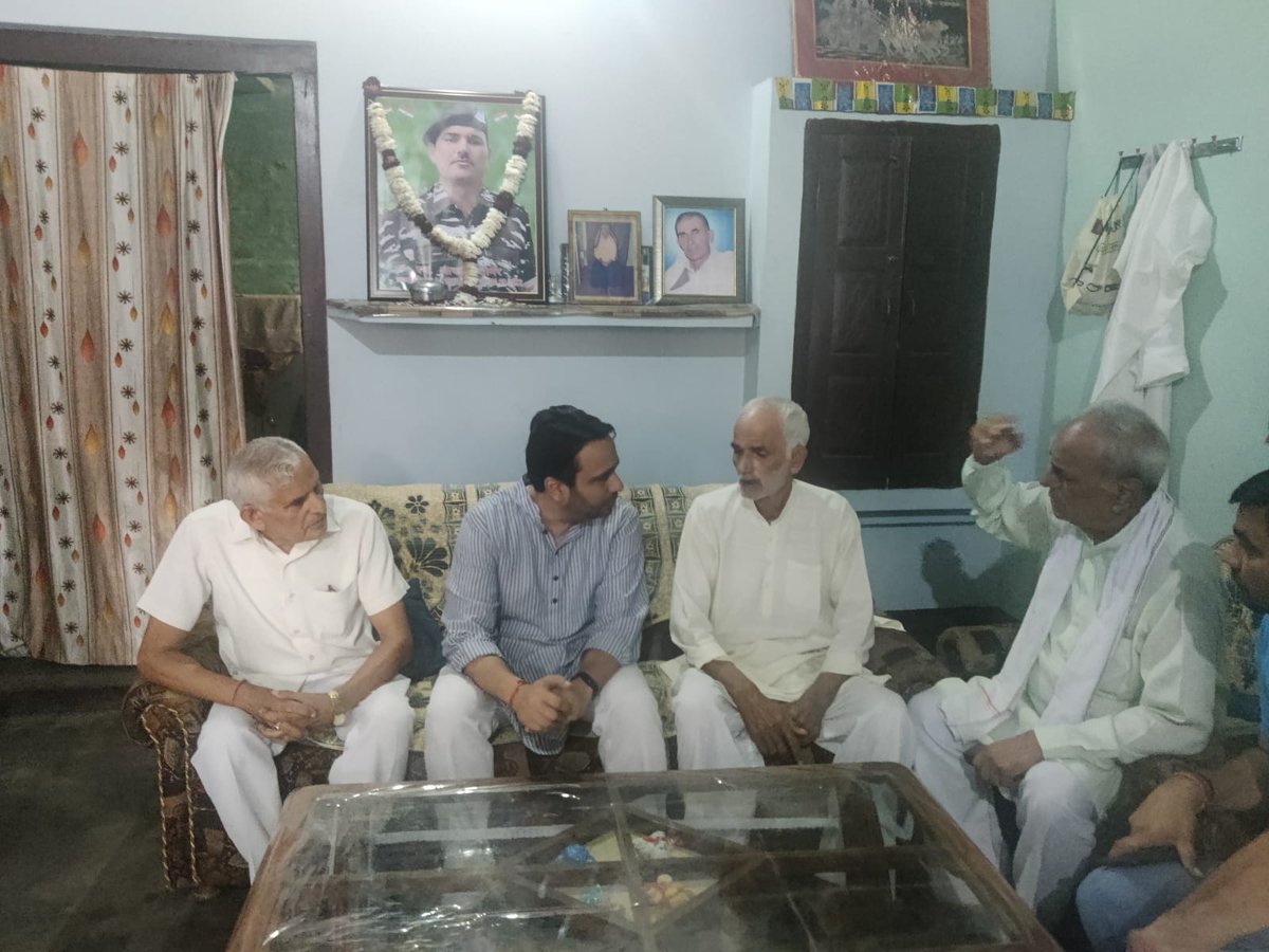 #बागपत
बावली गांव निवासी आकाश तोमर पुत्र राजेंद्र सिंह सी आर पी एफ नौजवान  का ड्यूटी के दौरान हार्ट अटैक के कारण निधन हो गया था ।
परिजनों को सांत्वना देने पंहुचे राष्ट्रिय लोकदल के राष्ट्रीय अध्यक्ष चौधरी जयंत सिंह जी
