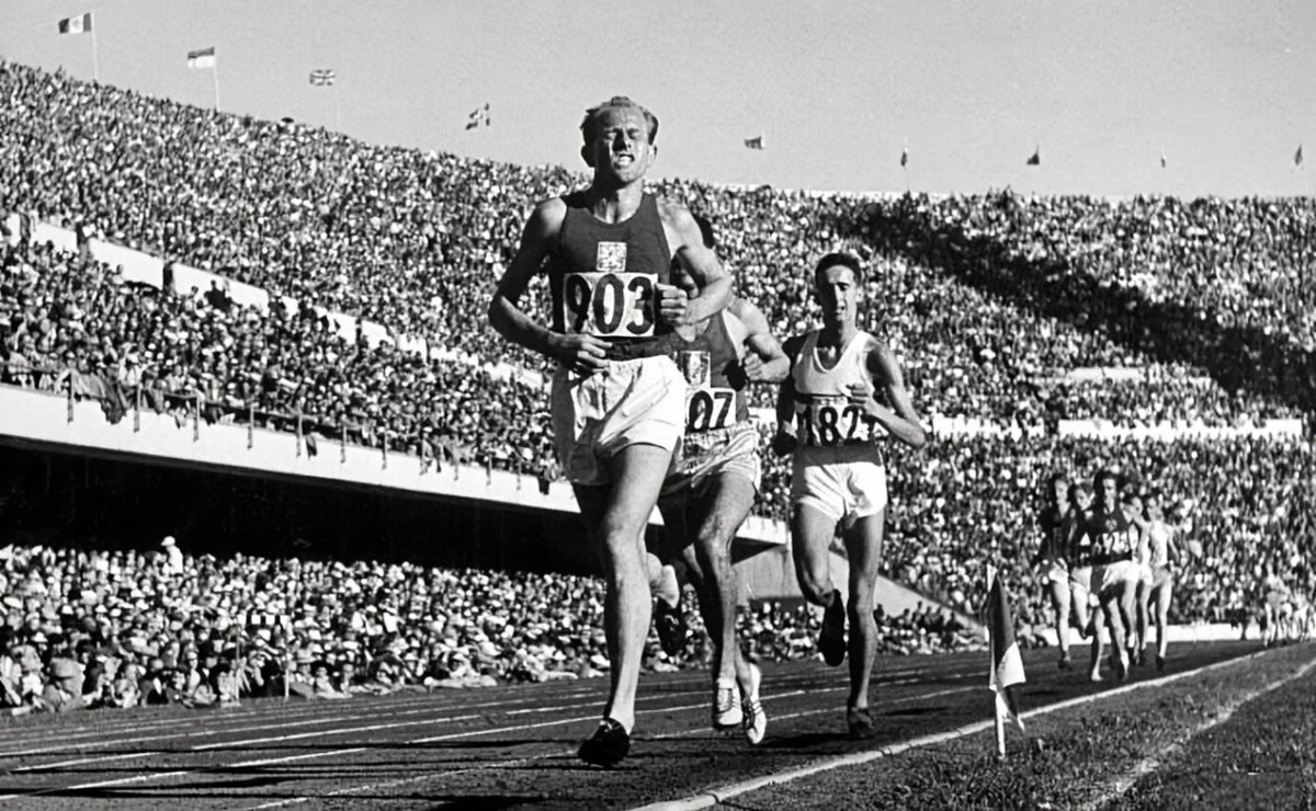 CZinTheHague's tweet image. The "Czech Locomotive" - a long-distance runner Emil Zátopek - was born 100 year ago. He became world-famous by winning 🥇🥇🥇at the 1952 Olympics Games in Helsinki (5 000m, 10 000m and Marathon). Zátopek was also the first runner to break the 29-minute barrier in 10 000m.