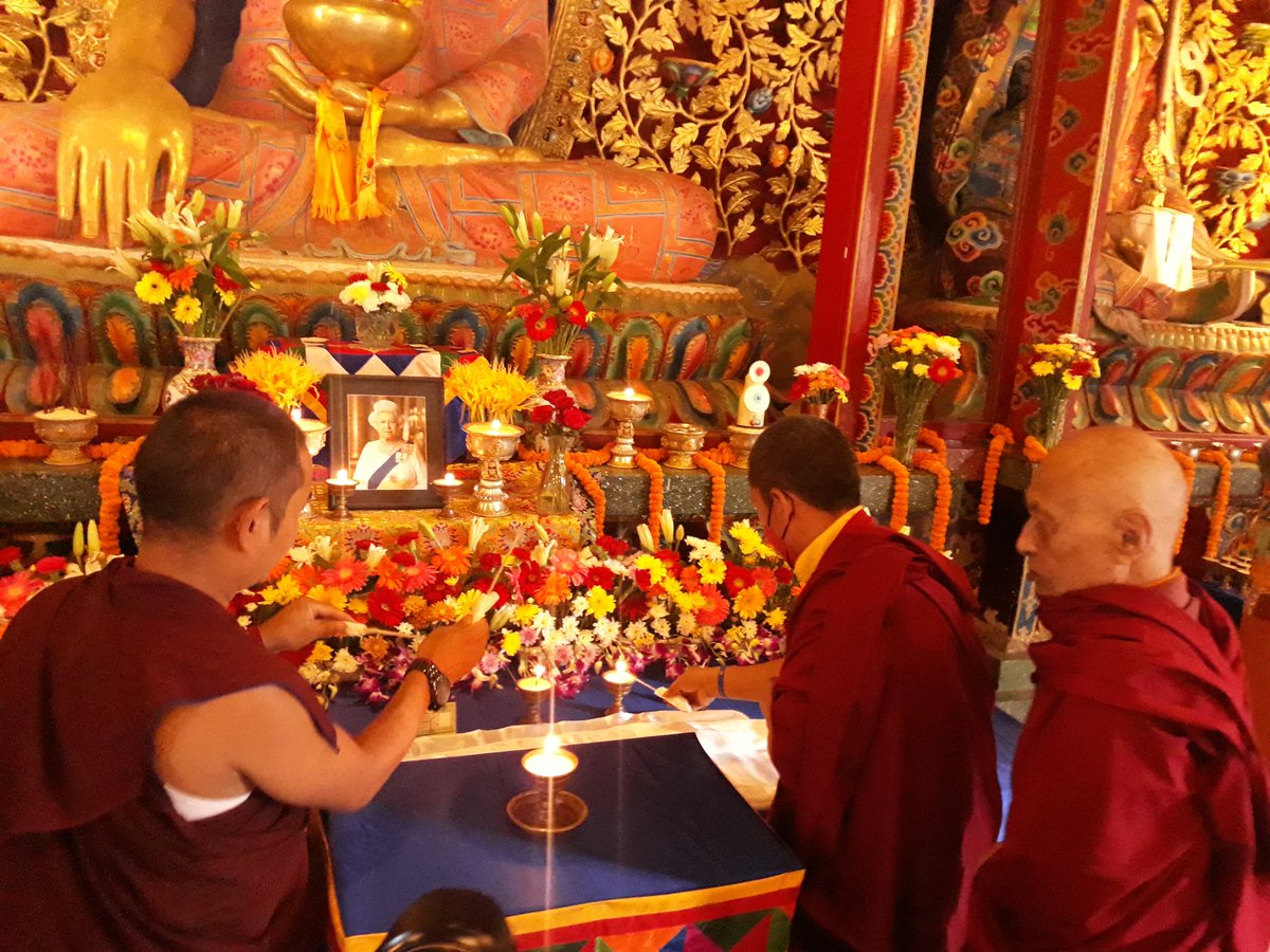 anna_saw's tweet photo. Montagfrüh in Kathmandu, Nepal: Tibetische Mönche machen eine Puja für #QueenElizabethII. Mit dabei waren die britische Botschafterin und Veteranen der GurkhaArmy https://t.co/YnYJ3kfl6Y
