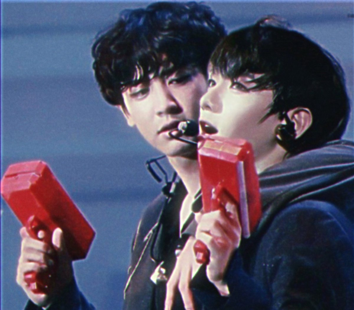 The prize for the sexiest look pic  belongs to Chanyeol and Baekhyun