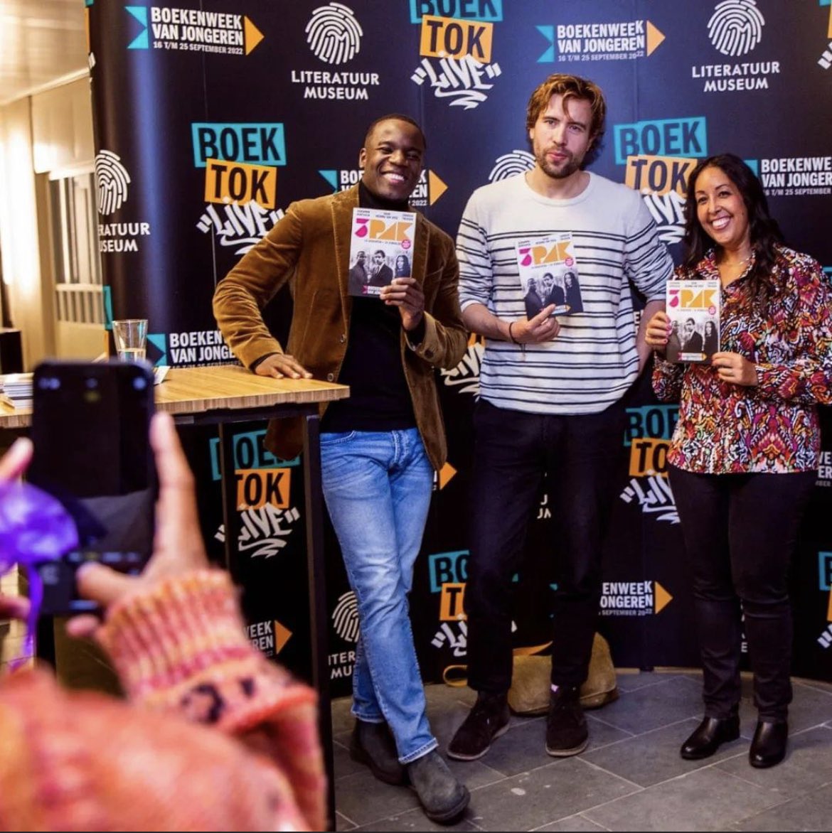 GBonevacia's tweet image. YES! Afgelopen vrijdag was de officiële aftrap van de Boekenweek van Jongeren, BoekTok Live in het Literatuurmuseum in Den Haag, wat een avond 🔥📚✨

#boekenweekvanjongeren #3pak