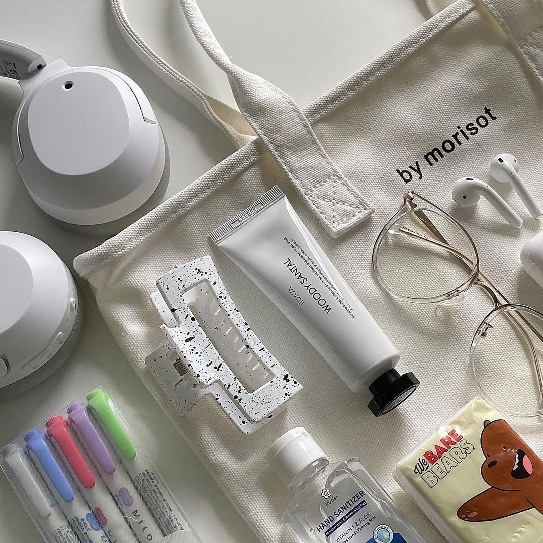 Edifier_Global's tweet photo. Tote bag favorites! 💌✨
#W820NB Bluetooth Headphones https://t.co/hPS5Ab3n1w

#Edifier #totebag #studentbag #whatsinmybag #cutetotebag #monthlyfavorites #dailyessentials #cuteaccessories #dailylife #studentlife https://t.co/zHVV4DMpmB