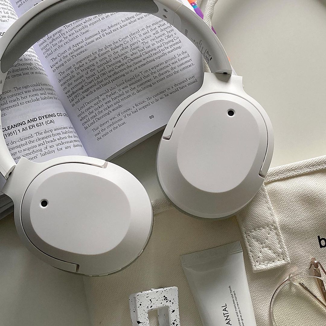 Edifier_Global's tweet photo. Tote bag favorites! 💌✨
#W820NB Bluetooth Headphones https://t.co/hPS5Ab3n1w

#Edifier #totebag #studentbag #whatsinmybag #cutetotebag #monthlyfavorites #dailyessentials #cuteaccessories #dailylife #studentlife https://t.co/zHVV4DMpmB