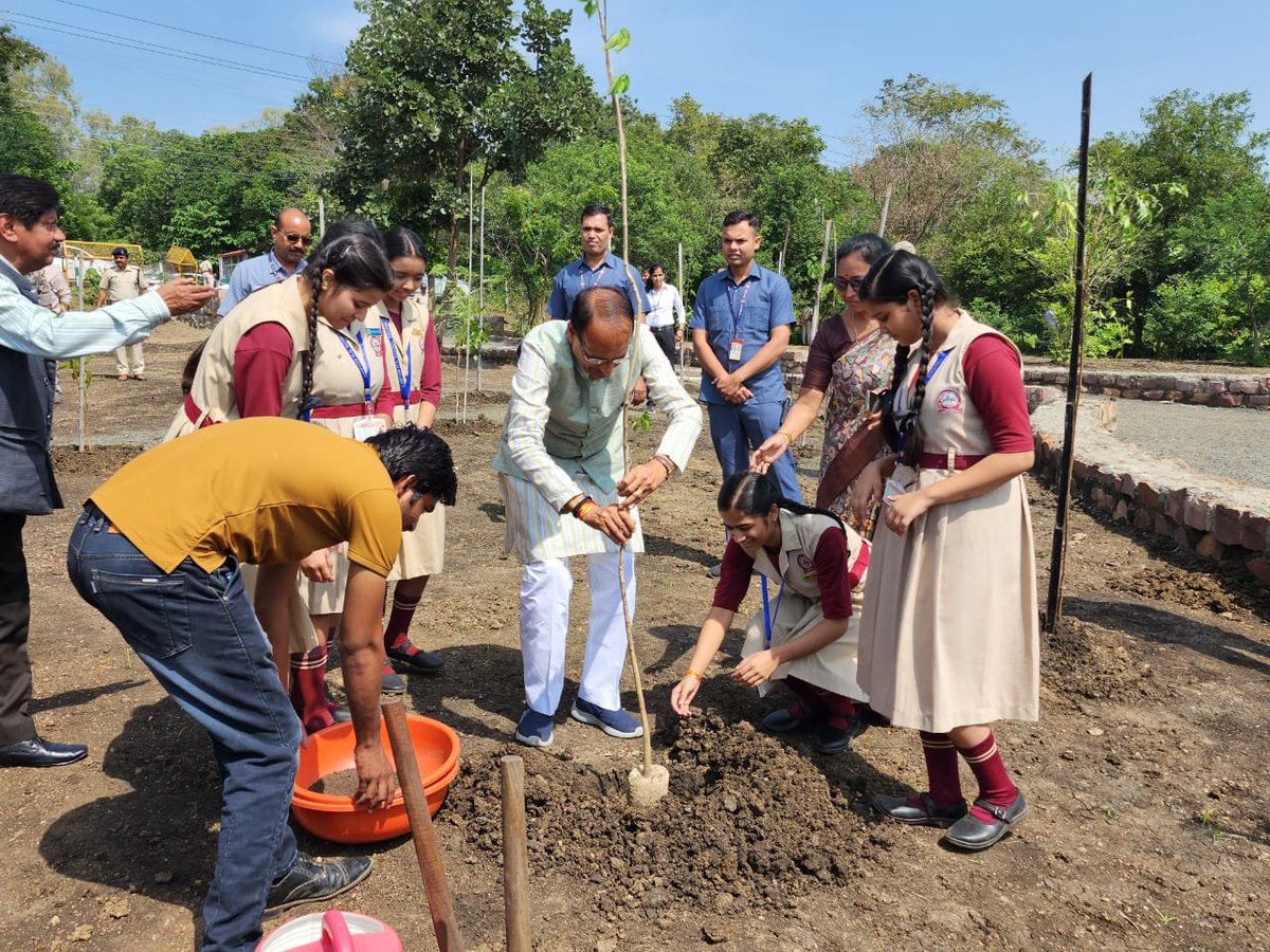 OfficeofSSC's tweet photo. मुख्यमंत्री श्री @ChouhanShivraj के साथ भोपाल के स्मार्ट पार्क में सामाजिक संस्थाओं के सदस्यों और विद्यार्थियों ने मौलश्री, नीम और कचनार के पौधे लगाये। 

मुख्यमंत्री जी ने सामाजिक संस्थाओं व विद्यार्थियों को आमजन को पर्यावरण की सेवा हेतु प्रेरित कर��े की अपील की।#OnePlantADay https://t.co/JK69gcynzS
