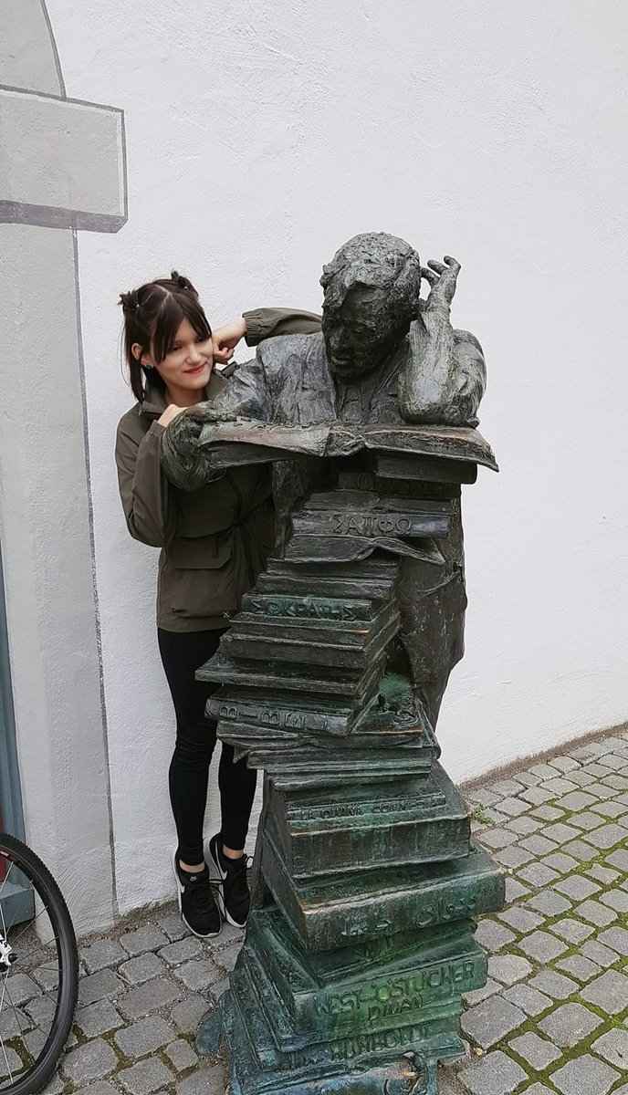 KariAndrea8's tweet photo. Cuando eres muy pequeña para alcanzar la estatua pero muy grande para el cerdito🐷.

😂🙈 https://t.co/A1N9YpEjVF