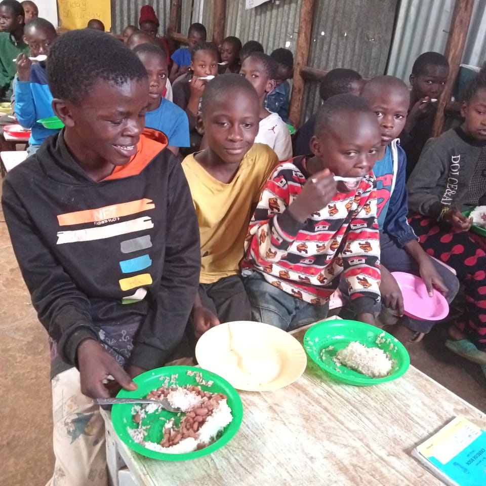 of_kibera's tweet photo. 17.09.2022 Each plate that is served to each child is a confirmation that our donors have trust in the services we do to the community. Food prices have gone up but with your kind generosity we are able to feed the children. https://t.co/qiQ795ouBL