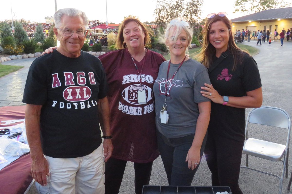 E_RODRIGUEZ_IG's tweet photo. Argo High School Homecoming. Honoring former head football coach Jim Innis and a big thanks to the Argo staff 👏👏👏 #argohoco22 #WeAreArgo @argohs217 https://t.co/Ajuu1CN1FX