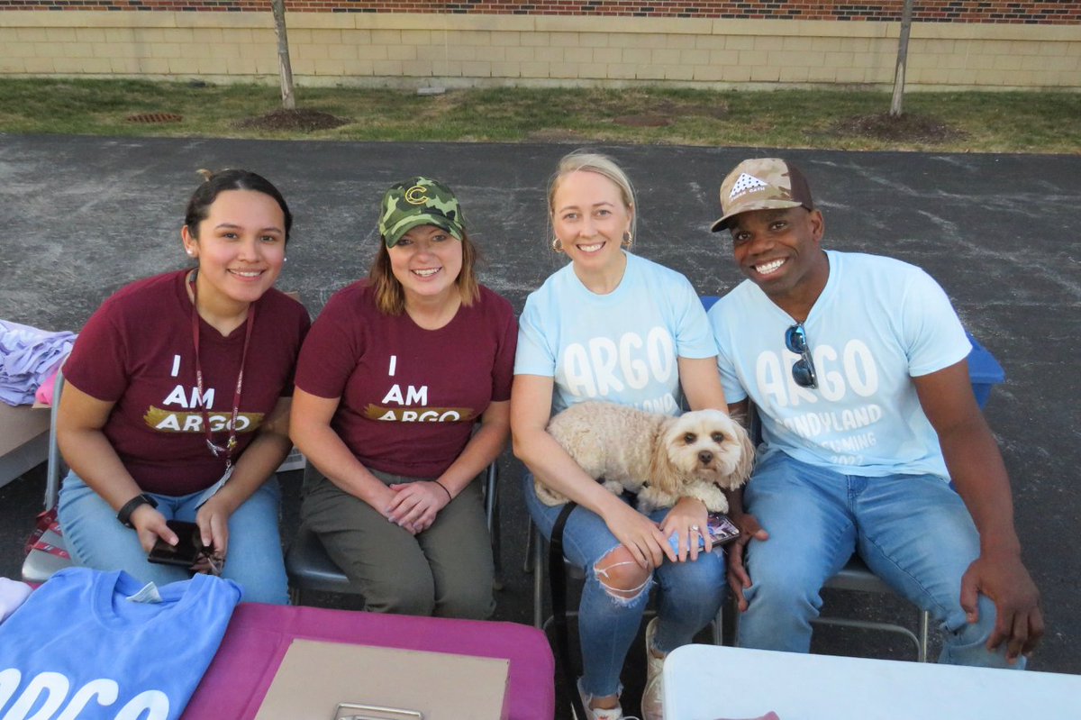 E_RODRIGUEZ_IG's tweet photo. Argo High School Homecoming. Honoring former head football coach Jim Innis and a big thanks to the Argo staff 👏👏👏 #argohoco22 #WeAreArgo @argohs217 https://t.co/Ajuu1CN1FX