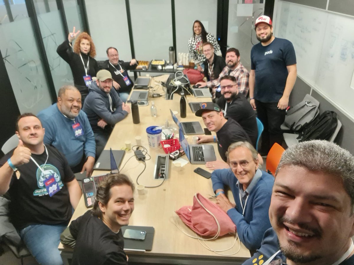 solangegueiros's tweet image. Muito feliz em reunir esta turma maravilhosa como jurados no #EthereumSP da @Ethereum_Brasil !
Obrigada a todos e todas,  incluindo os que não estão na foto ou não consegui marcar 😀